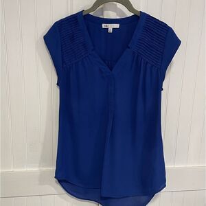 DR2 blue short sleeve top size PXS. Top is silky and feels great on!